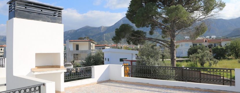 Dogankoy Kıbrıs Girne ornek daire site içi (1)